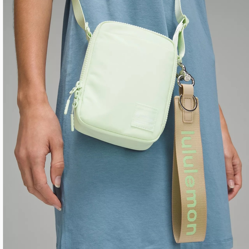 Lululemon Never Lost Keychain - NWT Trench & Pistachio - Picture 4 of 5
